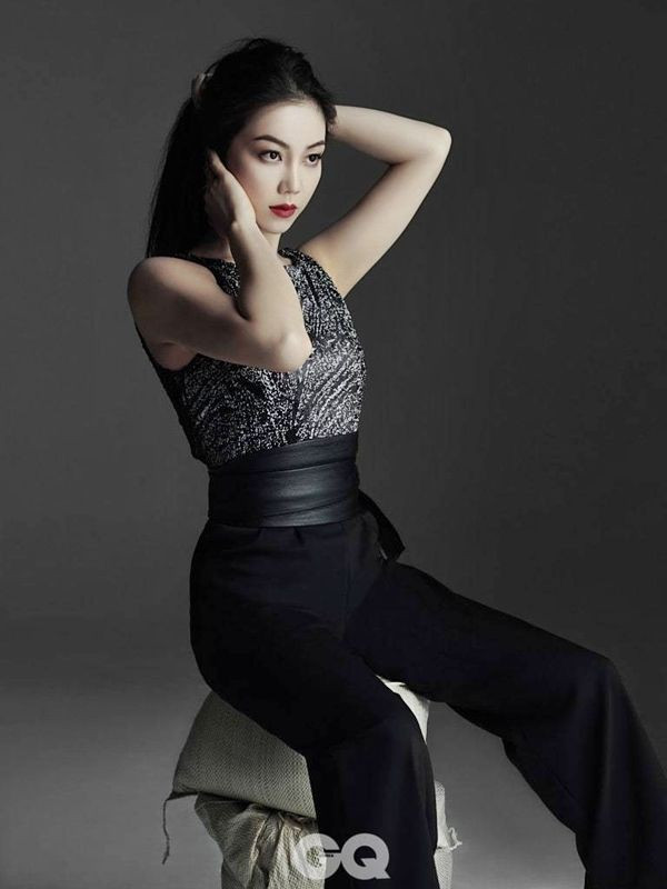 Kim Ok Bin sở hữu vóc dáng thanh mảnh, eo thon.