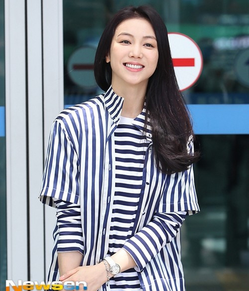 Đôi khi, Kim Ok Bin chọn kiểu áo kẻ thanh lịch trẻ trung. Ảnh: Newsen, GQ.