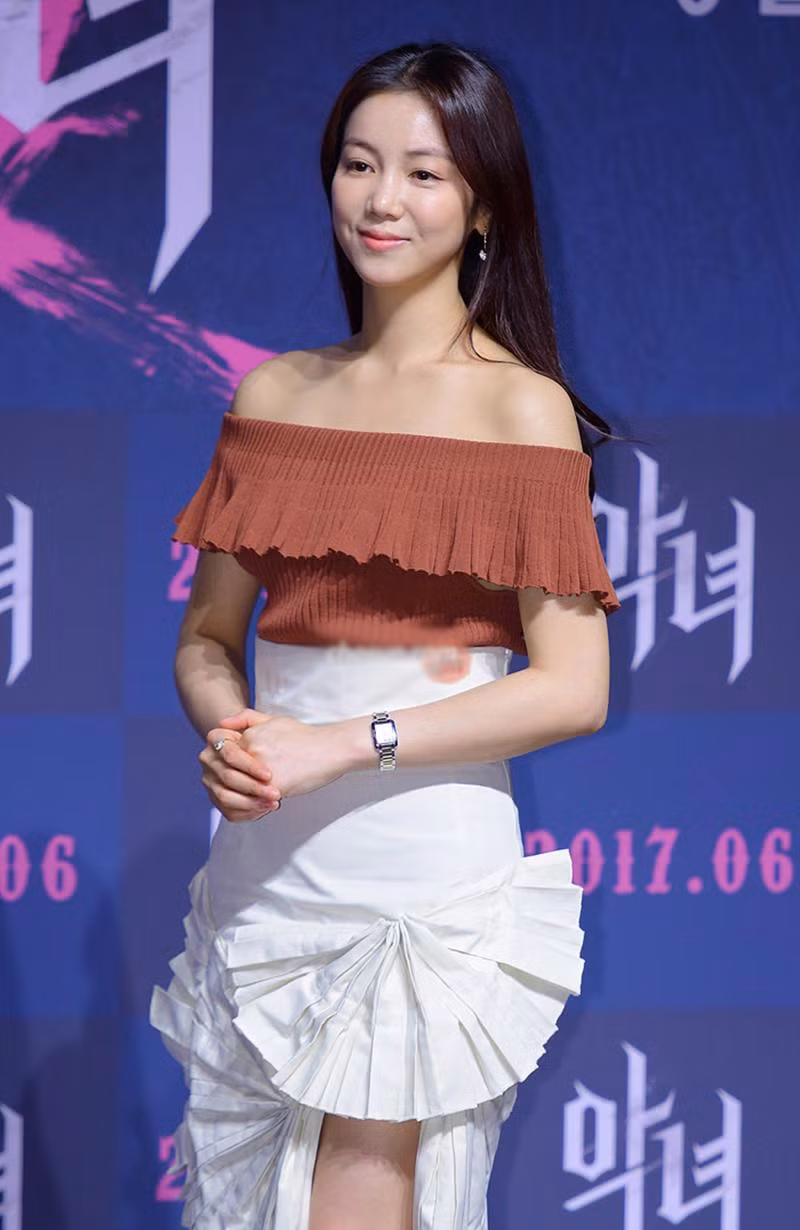 Những kiểu áo trễ vai được Kim Ok Bin tận dụng tối đa.