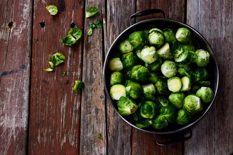 Rau cải bắp Brussels: Một chén cải bắp Brussels cung cấp 96,8 mg vitamin C. Loại cải bắp nhỏ này cũng chứa nhiều chất phytonutrients và chất xơ giúp ngăn ngừa ung thư.