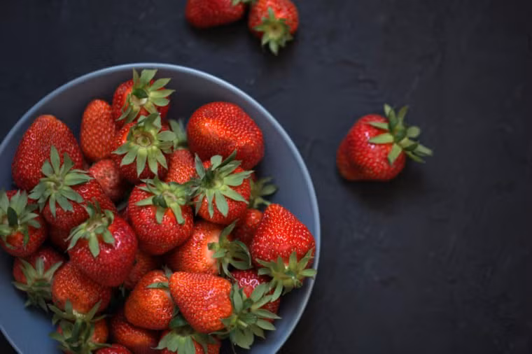 Dâu tây: Dùng một bữa ăn nhẹ với ít nhất 7 quả dâu tây và bạn sẽ nhận được nhiều vitamin C hơn cả một quả cam. Liều lượng magiê và folate, giúp ổn định lượng đường trong máu và giữ cho trái tim của bạn khỏe mạnh.