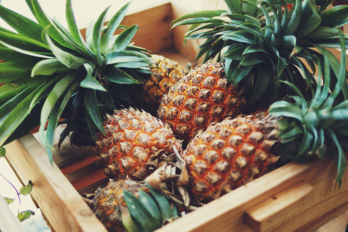 Dứa: Không chỉ giàu vitamin C, loại trái cây nhiệt đới ngon ngọt này có chứa bromelain, hỗ trợ tiêu hóa và giảm đầy hơi. Dứa cũng có thể hoạt động như một chất chống viêm tự nhiên, giảm sưng sau khi tập luyện hoặc chấn thương.