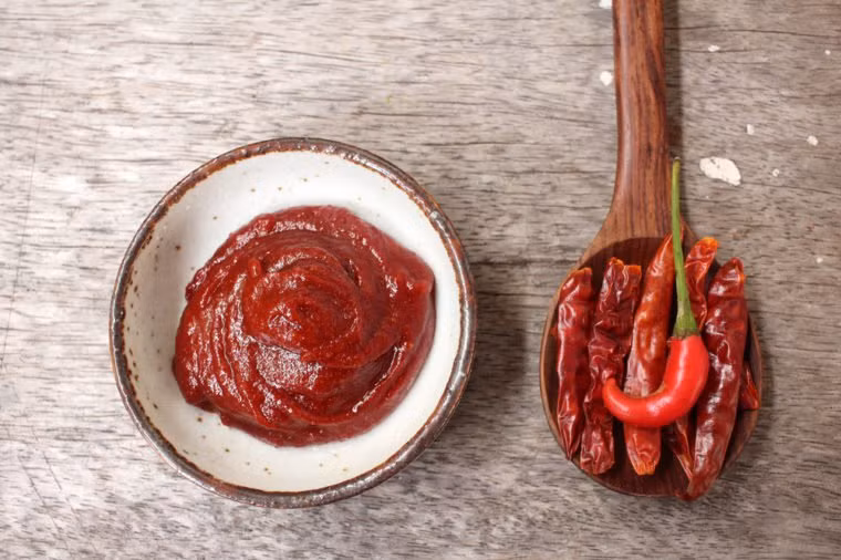 Nước sốt cay: Đồ cay khiến bạn ợ nóng và gây kích thích dạ dày, dễ làm bạn khó ngủ hơn.