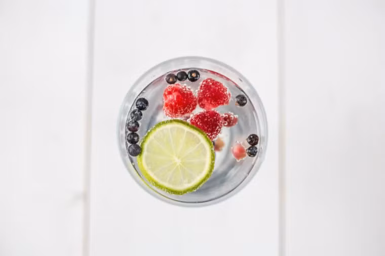 Nước: Bạn nên cung cấp nước vào các thời điểm trong ngày chứ không nên uống quá nhiều trước khi đi ngủ.