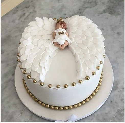 Thiên thần bé nhỏ trên chiếc bánh khiến mọi người không nỡ ăn.