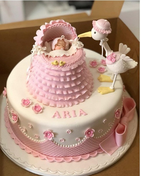 Chú cò đang đứng trông cho em bé say giấc nồng.