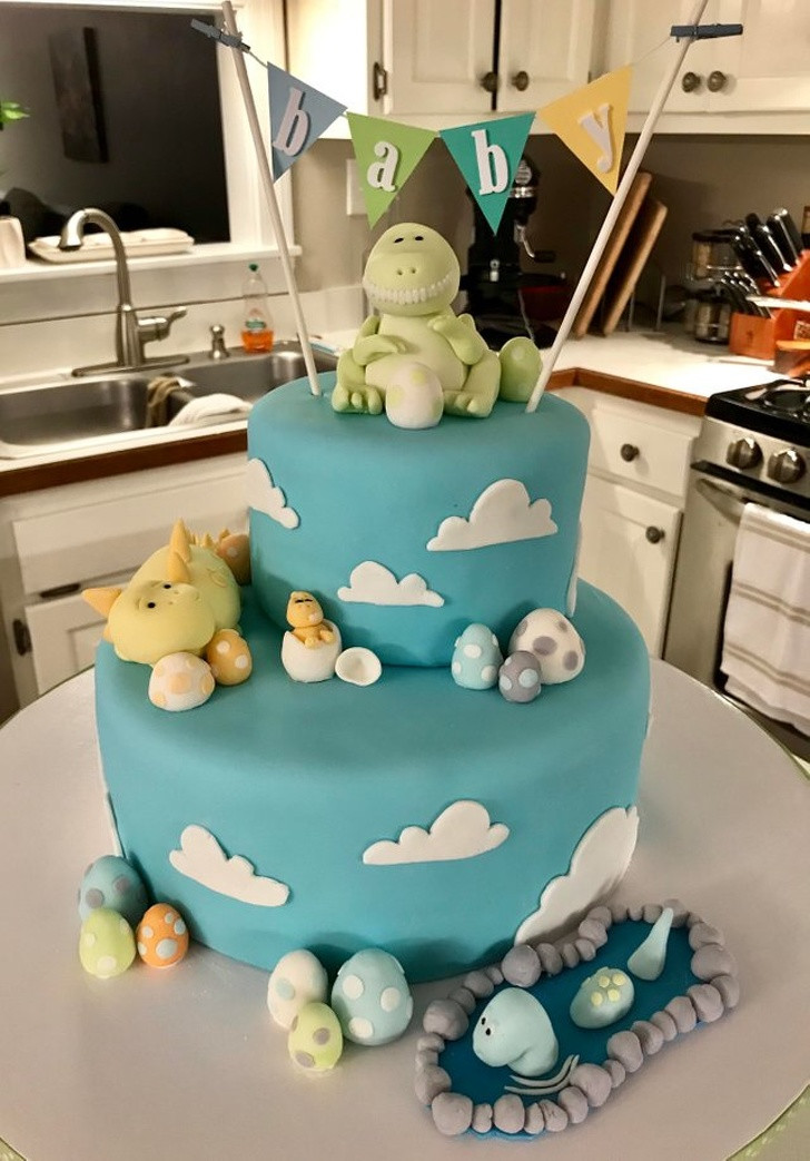 Chiếc bánh kem độc đáo đưa bé lạc vào thế giới khủng long.