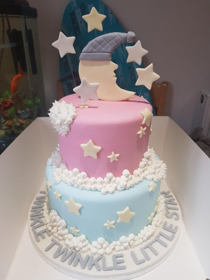 Bánh kem hai tầng được trang trí bở những ngôi sao và mặt trăng.