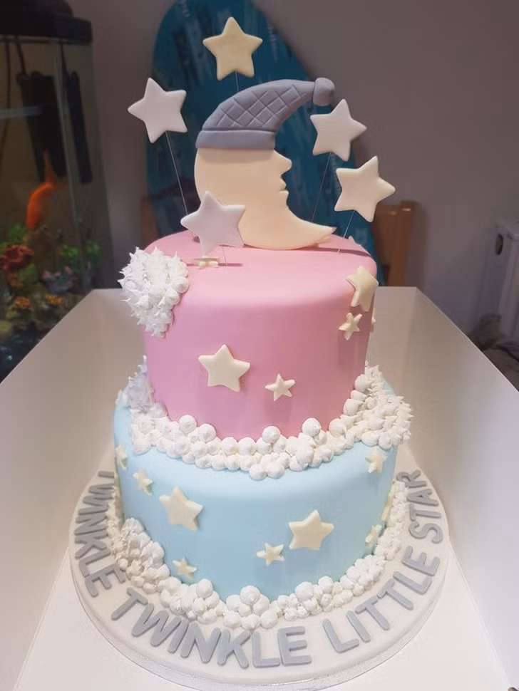 Bánh kem hai tầng được trang trí bở những ngôi sao và mặt trăng.