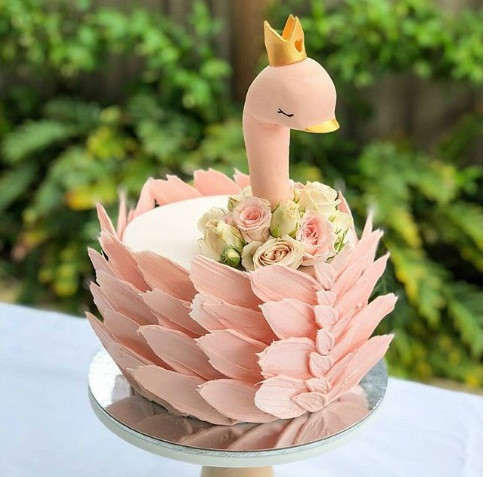 Chiếc bánh hình thiên nga màu hồng bắt mắt.