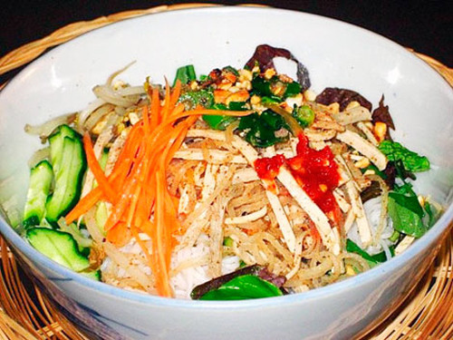 Một bát bún bì sẽ gồm 4 tầng: rau, bún, thịt (nem nướng, thịt nướng) và một chút đồ chua, đậu phộng giã dập được chan ngập trong nước mắm. Người ăn sẽ bị hấp dẫn bởi những cọng bì vàng ươm, thơm, thịt chọn làm bì phải là loại nạc đùi, ướp gia vị đều và ram cho thơm lừng. Ảnh: Internet.