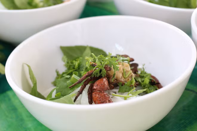 Bún ba khía là một đặc sản nổi tiếng ở các tỉnh miền Tây như Hà Tiên, Kiên Giang... Do đó, nếu có dịp ghé qua những vùng này thì bạn đừng quên thưởng thức thử một lần cho biết.