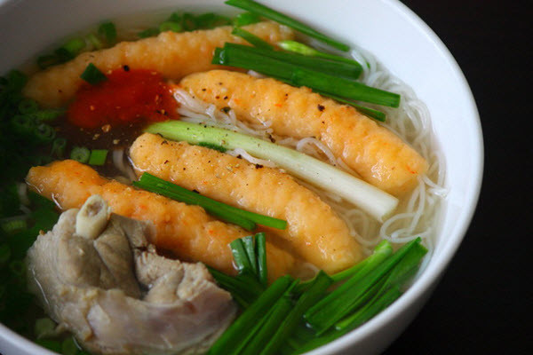 Điều làm nên hồn cốt của bát bún suông chính là thứ nước lèo mang đậm chất Trà Vinh. Phần nước này sẽ được ninh bởi xương lợn, khô mực, đầu tôm... trong nhiều giờ cho đủ độ béo ngọt. Ngoài ra còn có các loại gia vị như dầu hạt điều, muối, tiêu, mắm bò hóc... cùng ít me và tương hạt để tạo được vị ngọt thanh, thơm thoang thoảng hấp dẫn.