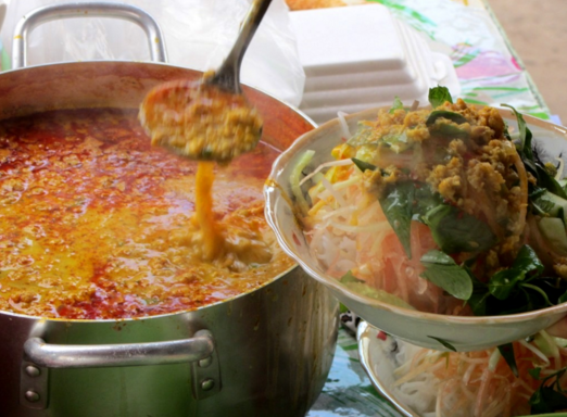 Điểm nhấn của món bún này nằm chỗ, cá làm nhân chả thường là cá đồng. Ngoài thịt cá, món ăn này còn đòi hỏi những gia vị thiết thực như ớt, sả, nghệ, ngũ vị hương, nước cốt dừa. Một tô bún kèn với mùi thơm phức ăn kèm với các loại rau độc đáo hẳn sẽ khiến du khách khó mà quên nếu một lần được nếm thử.