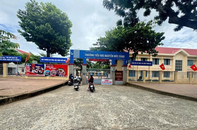 Mùi lạ khiến 2 cô giáo nhập viện, học sinh được đưa về nhà Mui la khien 2 co giao nhap vien, hoc sinh duoc dua ve nha