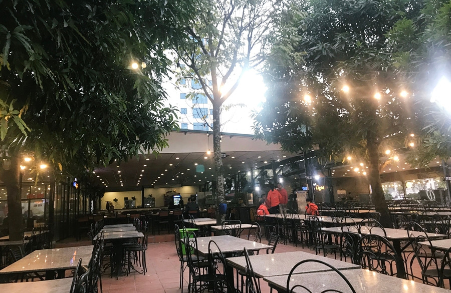 Nhiều khu vực ngoài trời không có khách ngồi vẫn được nhân viên lau dọn, vệ sinh.