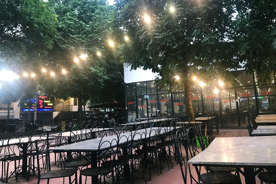 Đến gần 18h, cả khoảng sân rộng ngoài trời của quán bia nằm trên đường Trần Thái Tông vẫn thưa vắng khách. Tình trạng này thường xuyên xảy ra vào những ngày này.