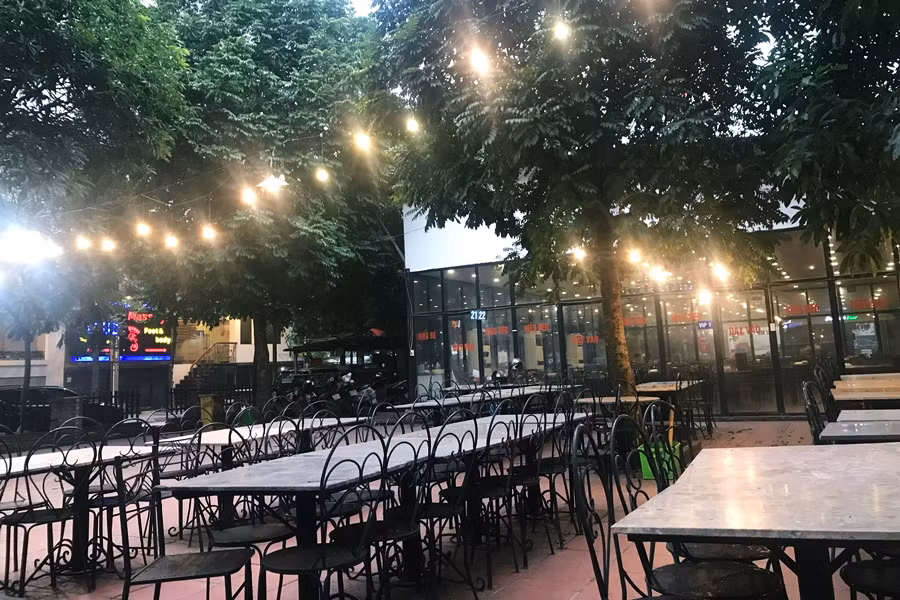 Đến gần 18h, cả khoảng sân rộng ngoài trời của quán bia nằm trên đường Trần Thái Tông vẫn thưa vắng khách. Tình trạng này thường xuyên xảy ra vào những ngày này.