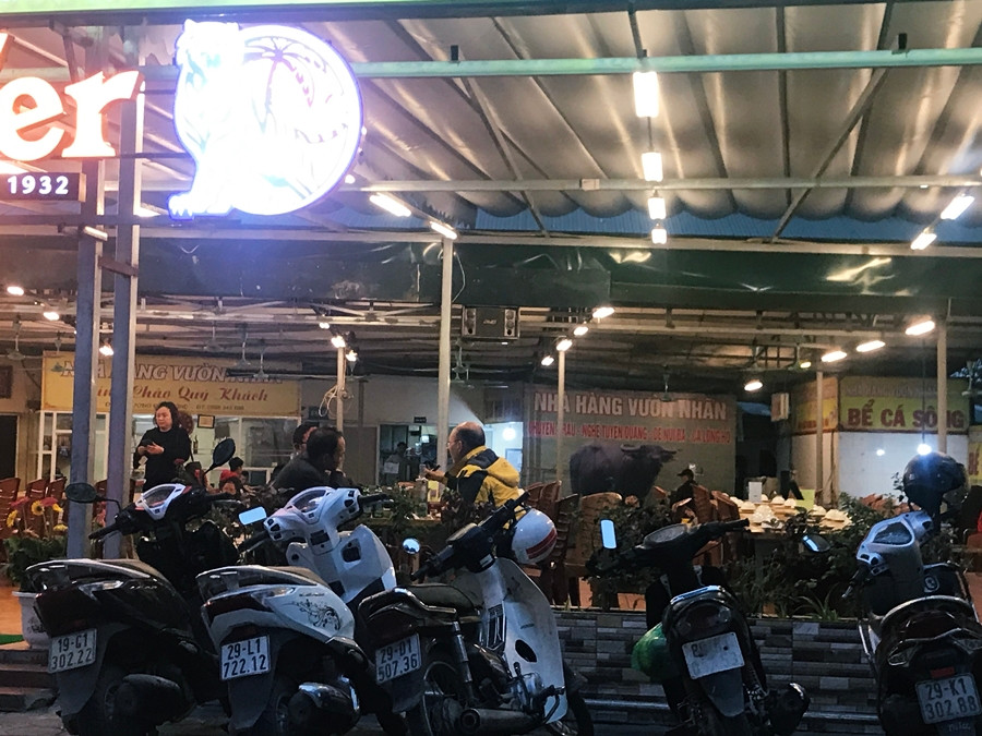 Tương tự, một quán nhậu khác cũng nằm trên đường Dương Định Nghệ cũng chỉ lẻ tẻ vài thực khách vào mỗi buổi cuối giờ chiều.