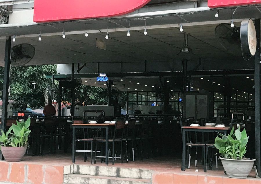 Từ sáng đến chiều, hầu như lượng khách ra vào một quán bia hơi lớn nằm trên đường Trần Thái Tông (quận Cầu Giấy, Hà Nội) đều thưa thớt.