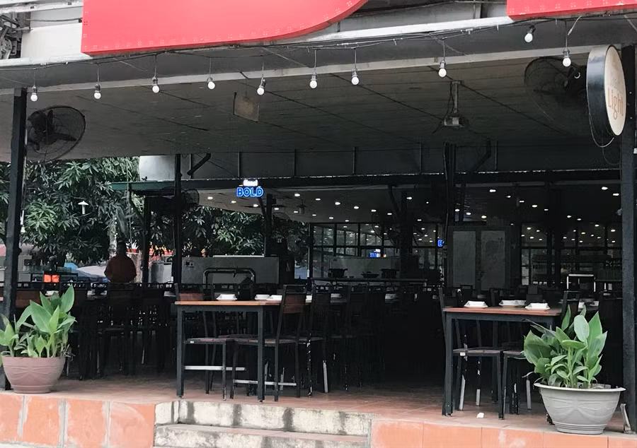 Từ sáng đến chiều, hầu như lượng khách ra vào một quán bia hơi lớn nằm trên đường Trần Thái Tông (quận Cầu Giấy, Hà Nội) đều thưa thớt.