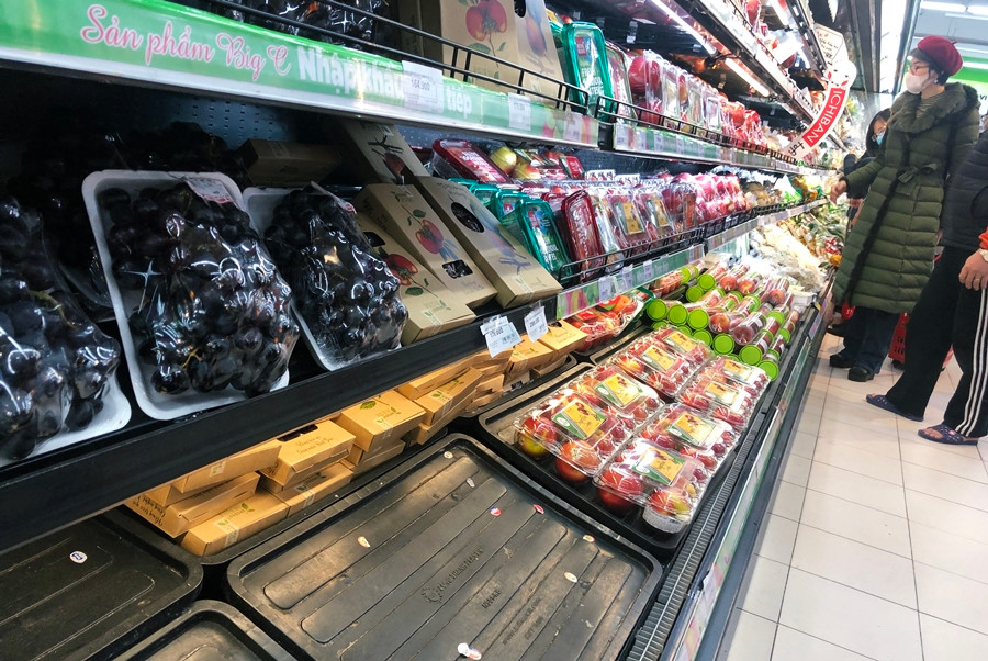 Một số kệ bán hoa quả bắt đầu được khách "vét" hàng.