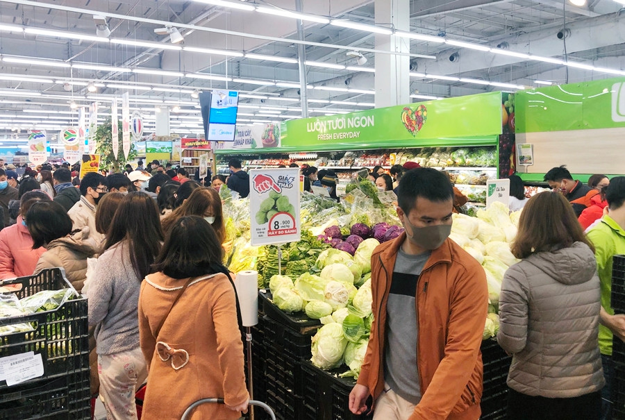 Lượng khách đổ xô đến khu vực rau củ quả của BigC Thăng Long mua hàng chiều tối ngày 9/2 đông đúc không khác gì đợt cận Tết.