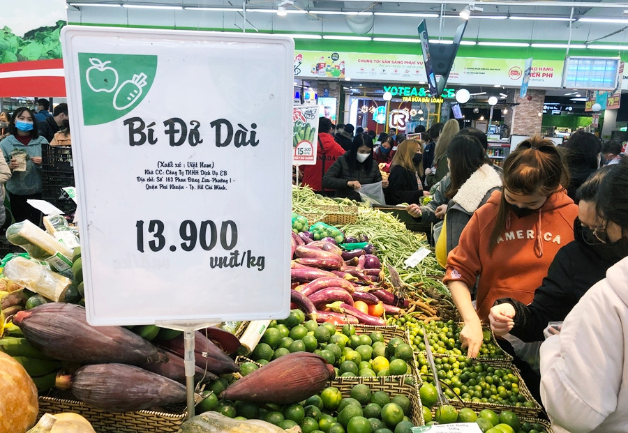 Nhiều khách hàng đến siêu thị mang theo tâm lý "tích trữ" thực phẩm có nguồn gốc để khỏi phải ra ngoài nhiều, phòng lây nhiễm virus corona, nên mặt hàng thực phẩm rau củ quả, đồ ăn nhanh ở đây mới đắt hàng như vậy.