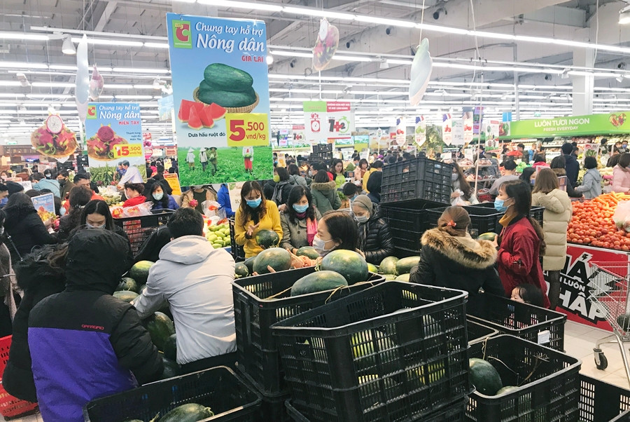 Khách hàng chen nhau mua dưa hấu được bán với giá 5.500 đồng/kg.