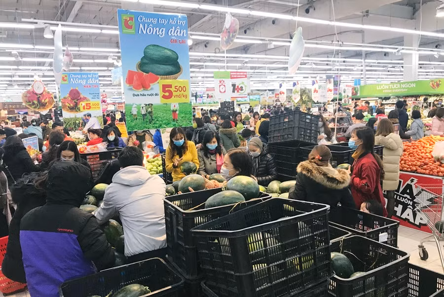 Khách hàng chen nhau mua dưa hấu được bán với giá 5.500 đồng/kg.