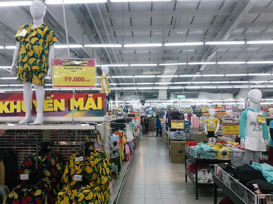 Trong khi đó, ở khu vực các gian hàng thời trang thì "ế ẩm".