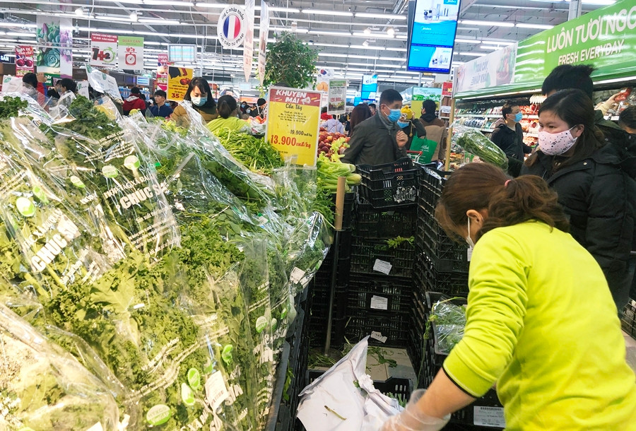 Nhân viên làm việc tại quầy rau củ quả gần như không ngừng nghỉ.