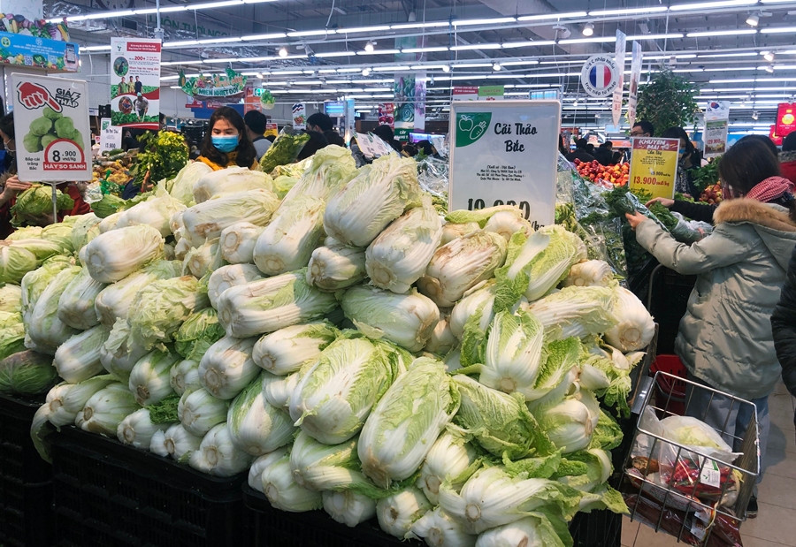 Mặt hàng rau các loại luôn được nhân viên xếp đầy kệ để khách lựa chọn.