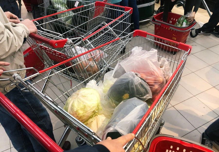 Xe đẩy hàng mà khách chọn mua cũng chủ yếu là rau củ quả.