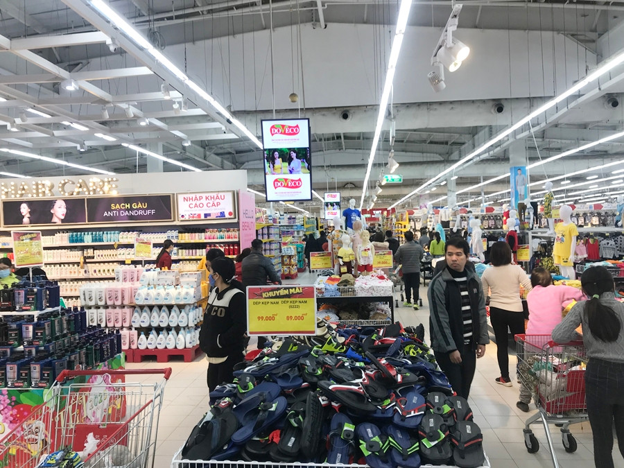 Khách hàng chủ yếu lướt qua để xem sản phẩm ở khu vực thời trang, còn lại tập trung đông đúc ở gian hàng thực phẩm rau củ quả.