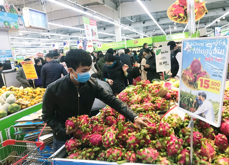 Để phòng lây nhiễm virus corona, khách hàng đến siêu thị đều đeo khẩu trang kín miệng.