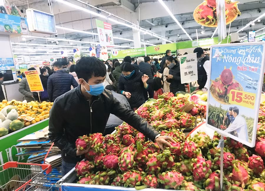 Để phòng lây nhiễm virus corona, khách hàng đến siêu thị đều đeo khẩu trang kín miệng.