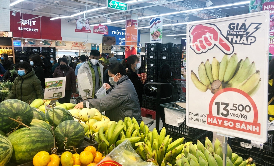Trước đó, chia sẻ với báo giới đại diện siêu thị BigC cho biết, tại hệ thống siêu thị BigC khu vực phía Bắc, nguồn cung thực phẩm thiết yếu như rau, củ, quả vẫn đáp ứng đủ phục vụ người tiêu dùng. Tuy nhiên, mặt hàng rau xanh tiêu thụ tăng mạnh hơn so với ngày thường.