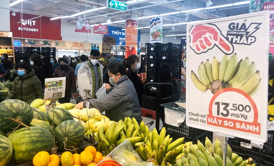 Trước đó, chia sẻ với báo giới đại diện siêu thị BigC cho biết, tại hệ thống siêu thị BigC khu vực phía Bắc, nguồn cung thực phẩm thiết yếu như rau, củ, quả vẫn đáp ứng đủ phục vụ người tiêu dùng. Tuy nhiên, mặt hàng rau xanh tiêu thụ tăng mạnh hơn so với ngày thường.