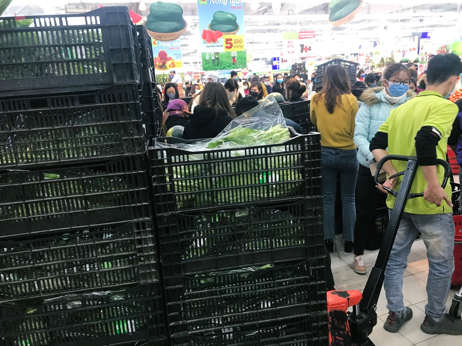 Nhân viên siêu thị liên tục dùng pallet vận chuyển rau ra quầy bày bán.