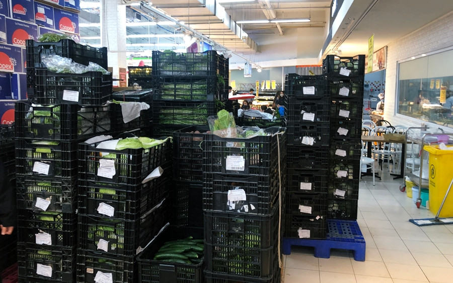 Nguồn rau dự trữ bên trong siêu thị này cung ứng liên tục ra phía quầy, kệ.