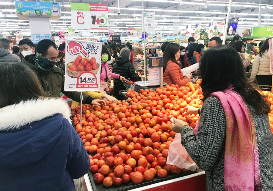 Ai nấy cũng nhanh tay lựa chọn thực phẩm.