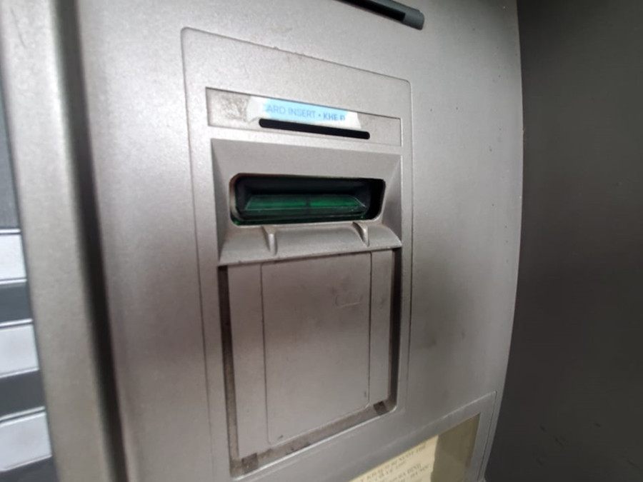 Hình ảnh nhiều cây ATM bẩn nhem nhuốc như thế này rất dễ bắt gặp xung quanh khu vực phố đi bộ Hoàn Kiếm, Hà Nội.