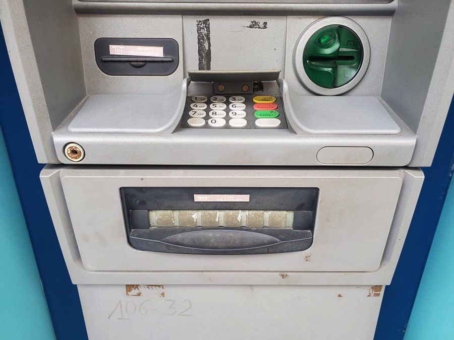 Khe trả tiền của một cây ATM khác nằm trên địa bàn quận Hai Bà Trưng cũng rất bẩn.