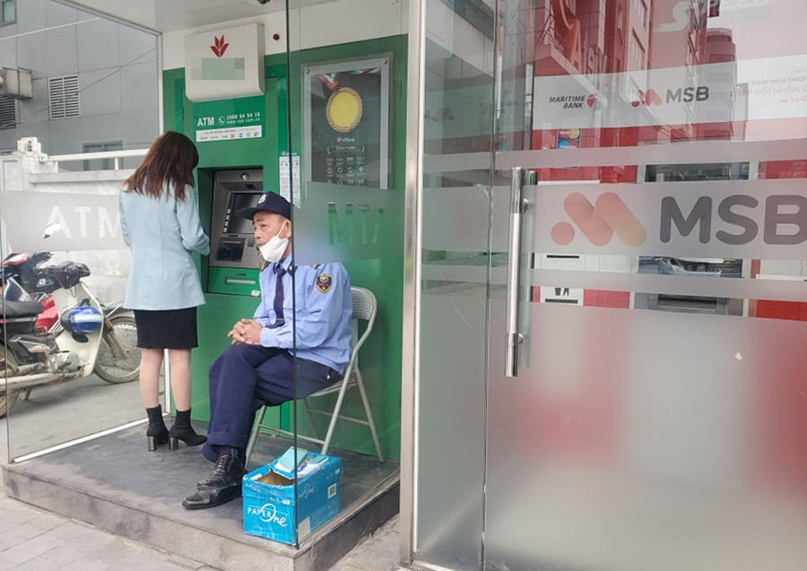 Một số khách hàng cho rằng, thời điểm này, các ngân hàng nên trang bị thêm chai nước rửa tay khô diệt khuẩn ở các cây ATM cho khách hàng sử dụng, với điều kiện mọi người không được "chôm" về nhà.