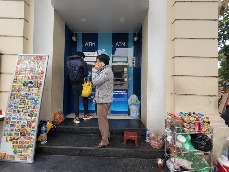 Thậm chí, một số khu vực cây ATM đang trở thành nơi tập kết hàng của một số người bán hàng rong trên đường Đinh Tiên Hoàng (Hoàn Kiếm, hà Nội).