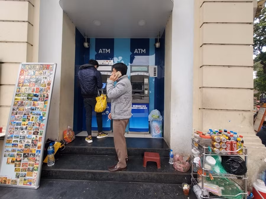 Thậm chí, một số khu vực cây ATM đang trở thành nơi tập kết hàng của một số người bán hàng rong trên đường Đinh Tiên Hoàng (Hoàn Kiếm, hà Nội).