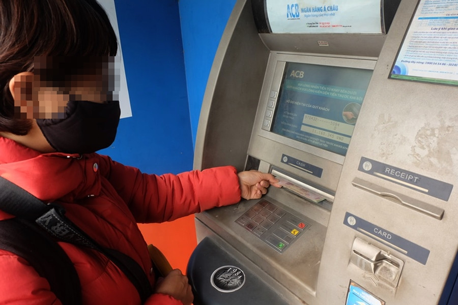 Chị L. (33 tuổi, Hà Nội) cho biết: "Cây ATM bẩn quá, khi mà dịch bệnh corona đang diễn biến phức tạp để như này rất nguy hiểm. Nhất là khu vực này lại có đông khách du lịch ghé thăm...".