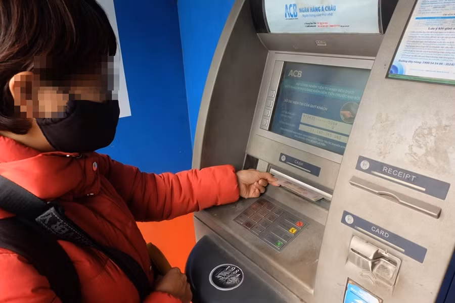 Chị L. (33 tuổi, Hà Nội) cho biết: "Cây ATM bẩn quá, khi mà dịch bệnh corona đang diễn biến phức tạp để như này rất nguy hiểm. Nhất là khu vực này lại có đông khách du lịch ghé thăm...".