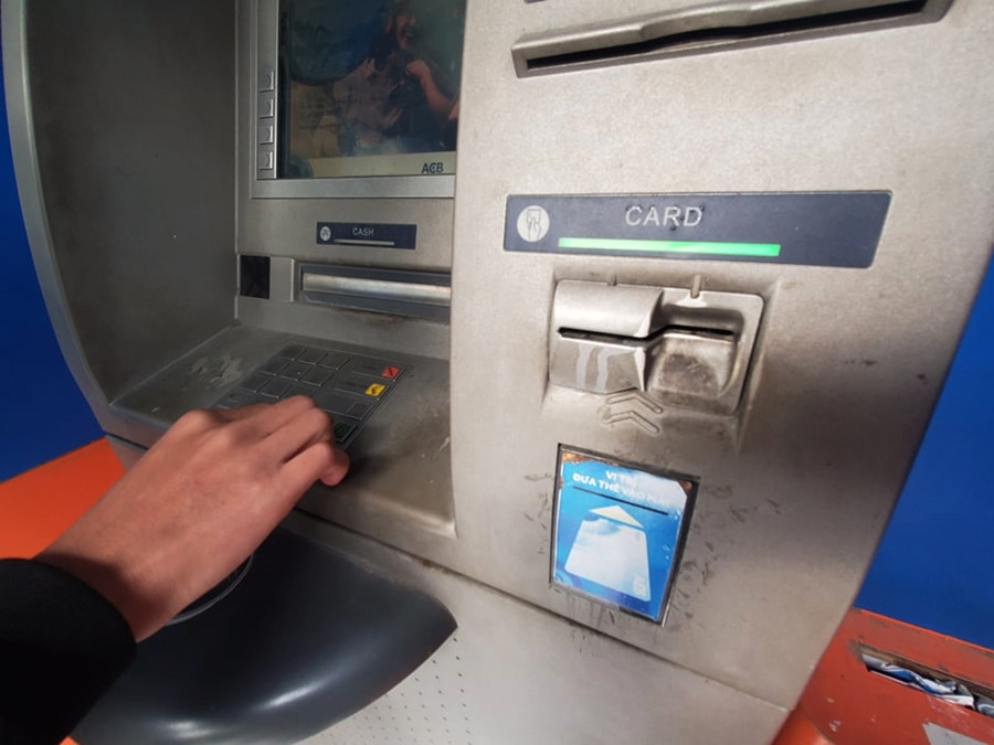 Hình ảnh nhem nhuốc, đen xì ở nhiều chỗ trên cây ATM, nhưng không được lau chùi.